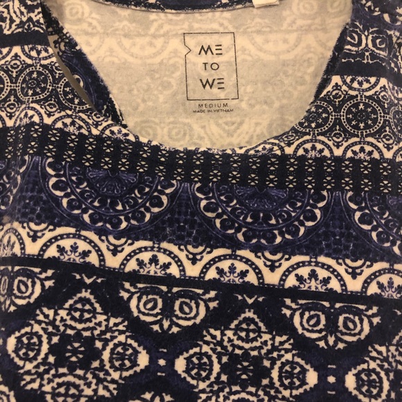 ✨ 3 for $25✨ Patterned crop top - Picture 2 of 3